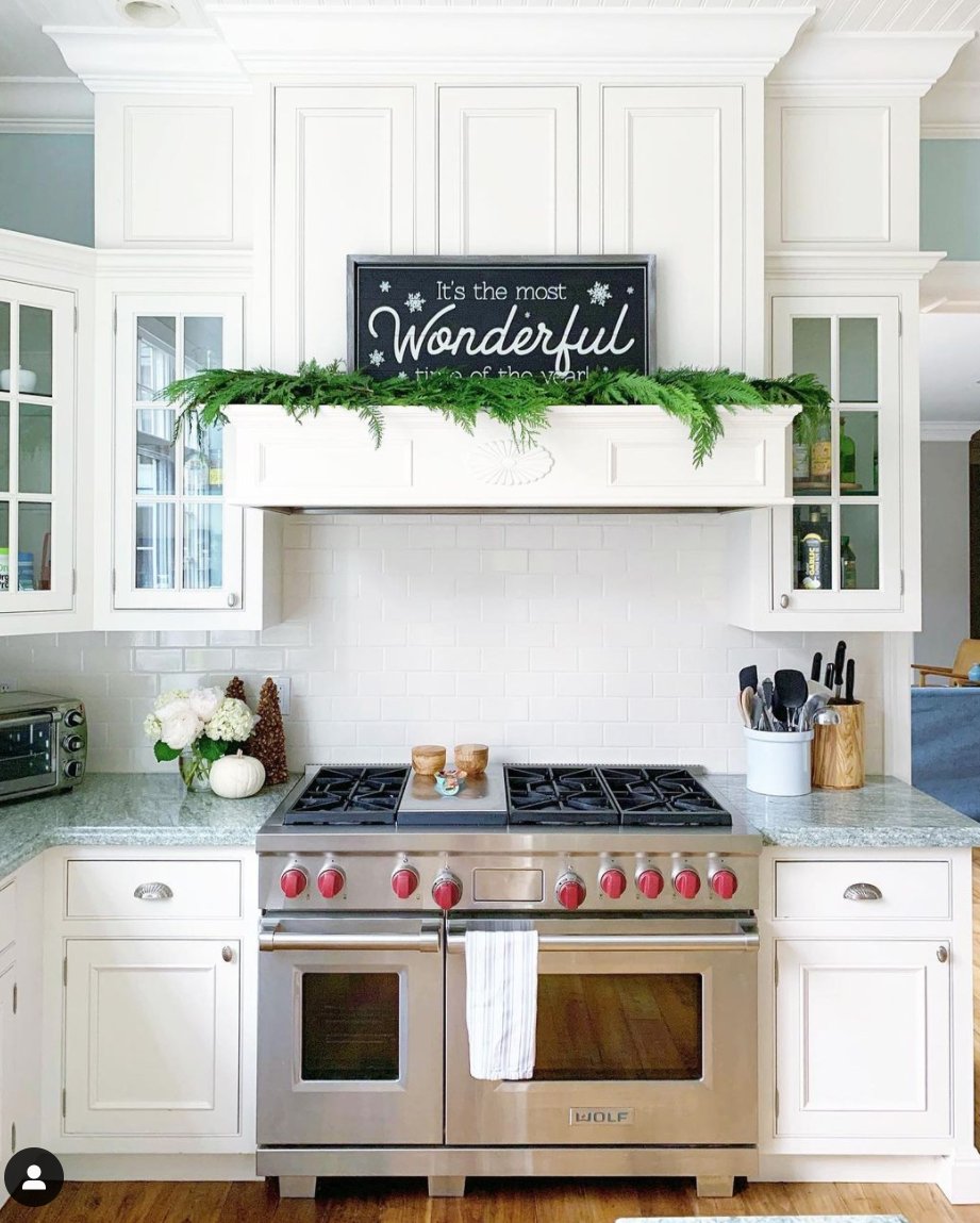 We love seeing everyone's holiday decor inspo. Thanks <a href="/simplyorganized/">Simplified by Bobbie</a> for giving us some ideas for subtle ways to spice up our favourite room in the house, the kitchen! 
Range: <a href="/subzerowolf/">Sub-Zero, Wolf, and Cove</a>
