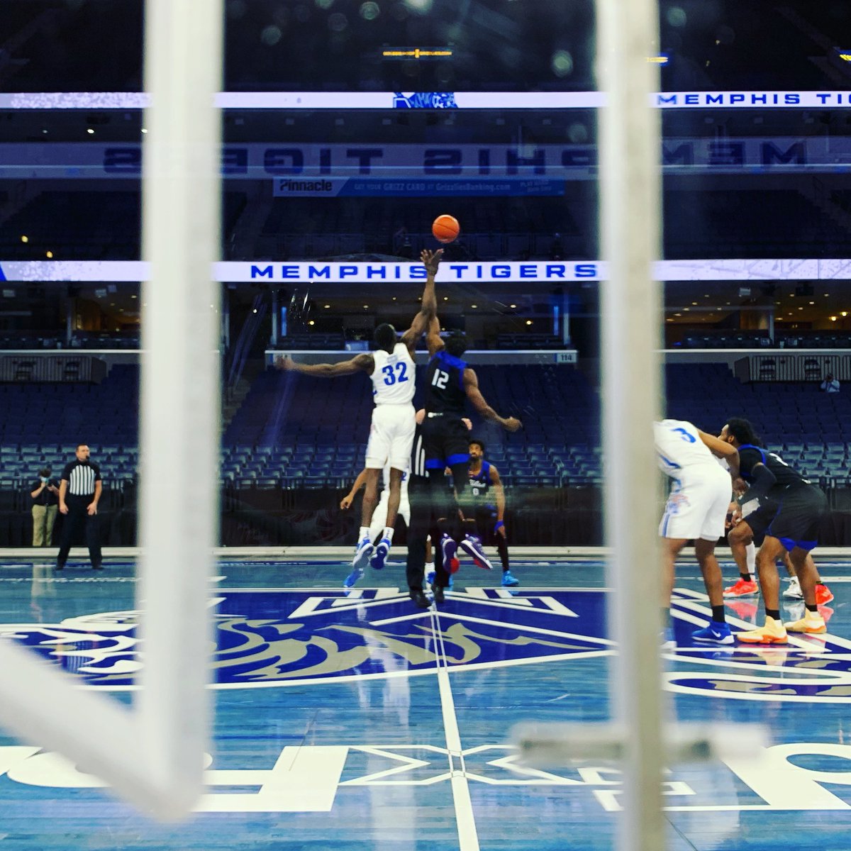 MEMOfficScorer's tweet photo. You’ve seen tonight’s face mask, so here is the tip off from the @memphis_mbb match vs. Tulsa in an empty FedExForum.
Memphis Men’s Basketball home game four, #fanfree #emptyarena game one, #COVIDBasketball game nine on the season for me
#maskup https://t.co/xeXCbgftHv