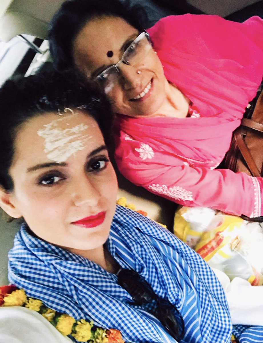 KanganaTeam's tweet photo. कुछ साल पहले मैंने माताजी के साथ काशीविश्वनाथ जी के दर्शन किए, मैंने सात ज्योतिर्लिंग के दर्शन किए हैं, में चाहती हूँ कि २०२१ में केदारनाथ जाकर मेरे आठ ज्योतिर्लिंग के दर्शन हो जाएँ, अगले साल मैं पूरी जगन्नाथ भी जाना चाहती हूँ, और आप? 🙂 https://t.co/TvMUJfu0OZ