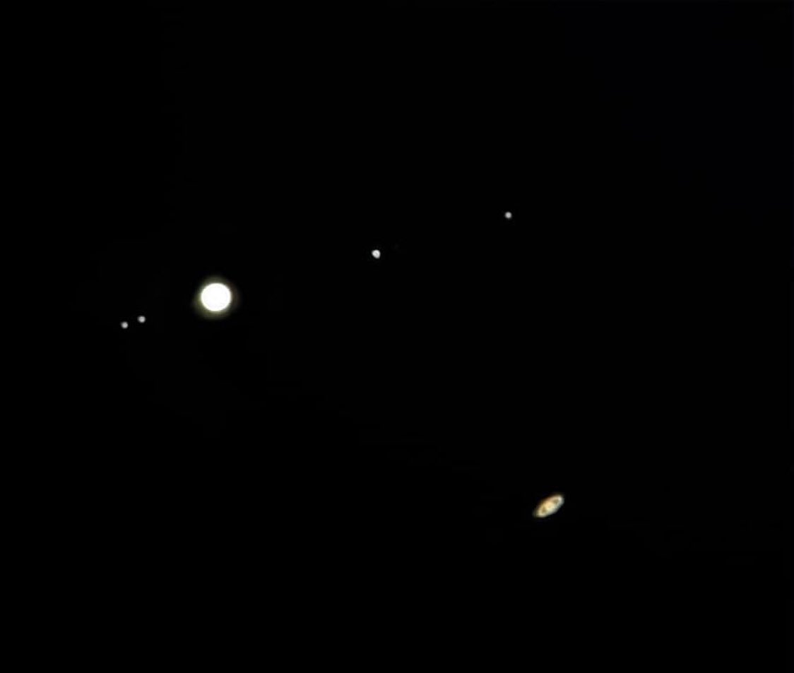 abby_dragoo's tweet photo. @jaysee Jupiter, it’s 4 moons &amp; Saturn! Taken with iPhone X through a telescope in Joplin, MO https://t.co/ciw4p7mJmK