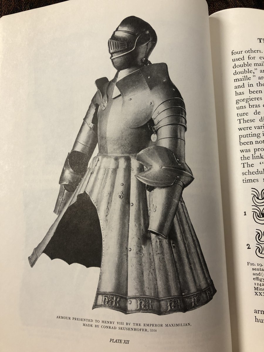 キャッスル ティンタジェル 鎧 甲冑 西洋剣術 アーマードバトル この本には様々は鎧の説明や構造についての研究もされています 写真左 マクシミリアン皇帝からヘンリー8世に贈られた鎧1514年 写真右 馬の鎧の説明 日本語版がないのが残念