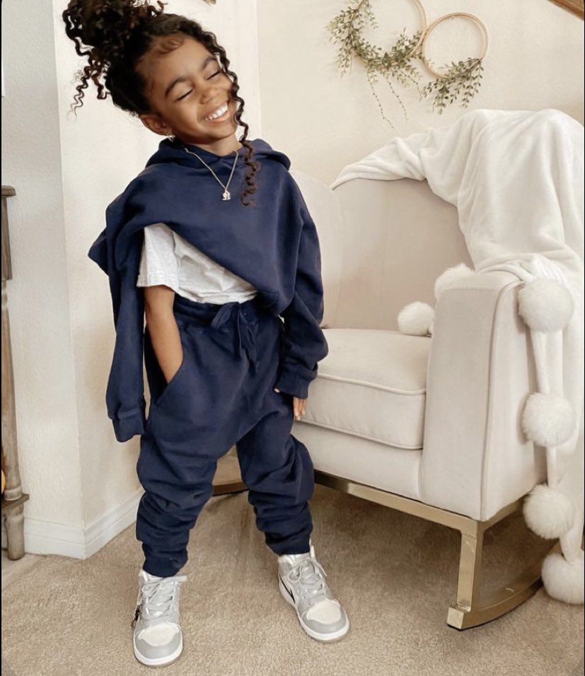R0ss_da_boss's tweet photo. I WILL be dressing my future child boujee af and if you buy them some stupid neon leggings w monkeys all over them I will be putting them in the trash. #badassbaby https://t.co/NVUICgteHu