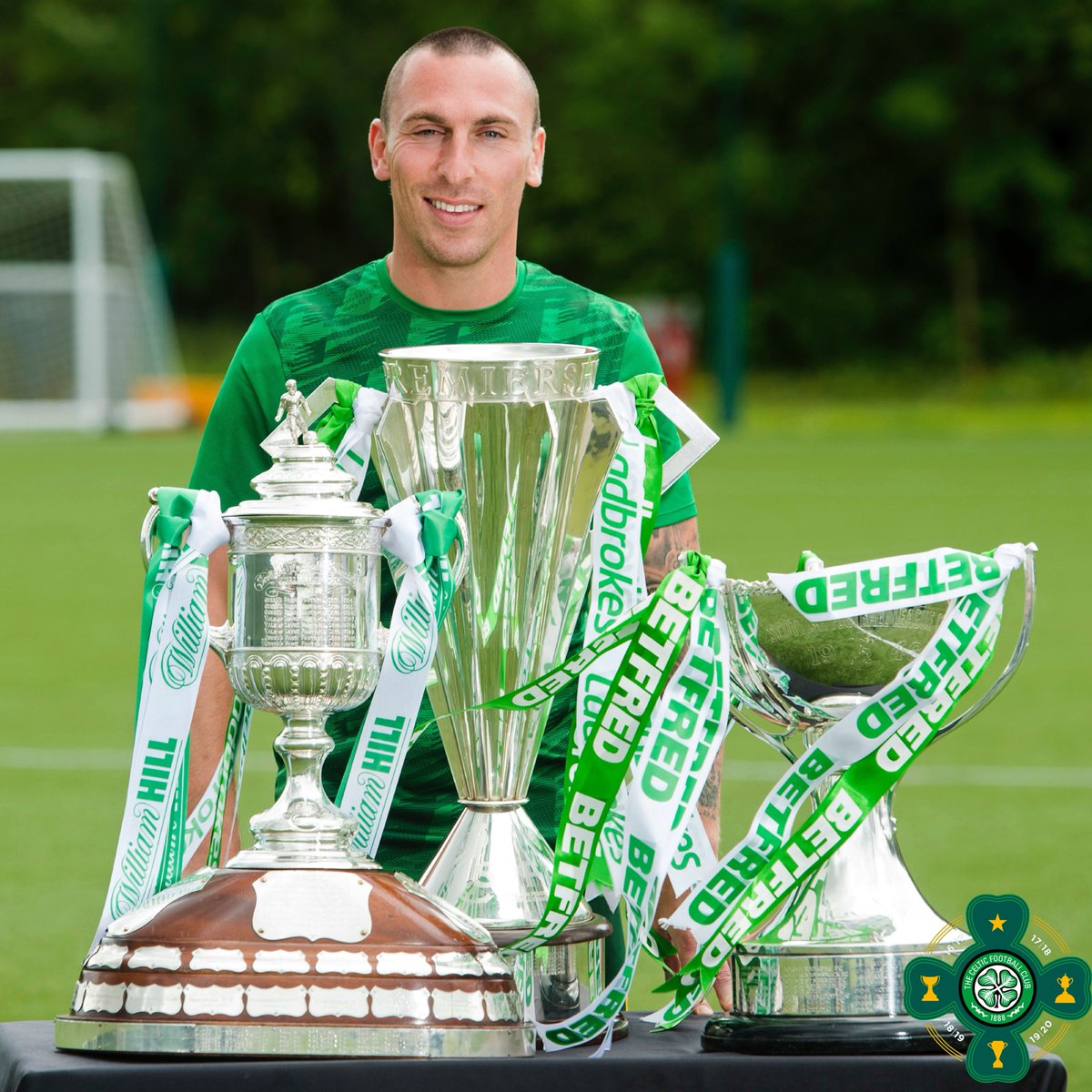 CelticFC's tweet image. 🏆🏆🏆 Treble Tuesday! 🍀

2️⃣2️⃣ domestic trophies in the Hoops for our 𝐂𝐚𝐩𝐭𝐚𝐢𝐧, 𝐋𝐞𝐚𝐝𝐞𝐫, 𝐋𝐞𝐠𝐞𝐧𝐝 - @ScottBrown8 🤯👏

#QuadrupleTreble 🟢⚪️