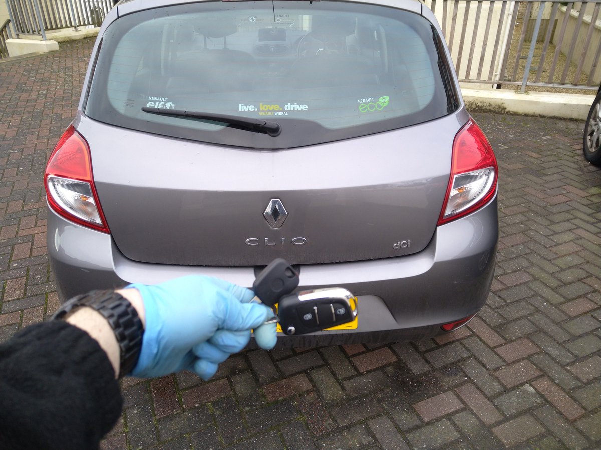 A Renault Clio 2011 - All keys lost 🔑 - 01704 501336 - Car list all its keys, we attended and made keys on site, a spare key plus a full remote key.

#renault #clio #lostkeys #remotekey #hatchback #french #autolocksmith #diagnostic #sparekey #southport #liverpool #merseyside