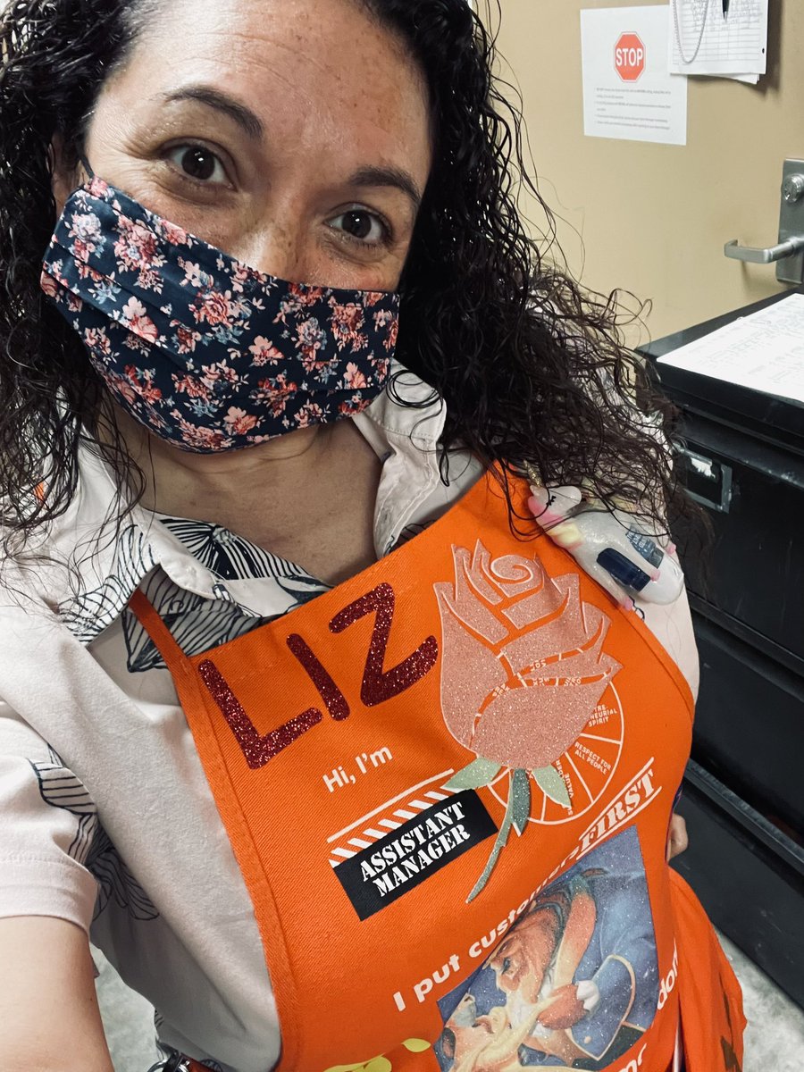 lizgon13's tweet photo. New Year, New Apron, New Store, New Position @JoeysStudio thank you for the new Apron 😊#6341 #SASM #ORANGEBLOODED #lovemycompany🧡 #brightfuture https://t.co/OTU9yGNlbk