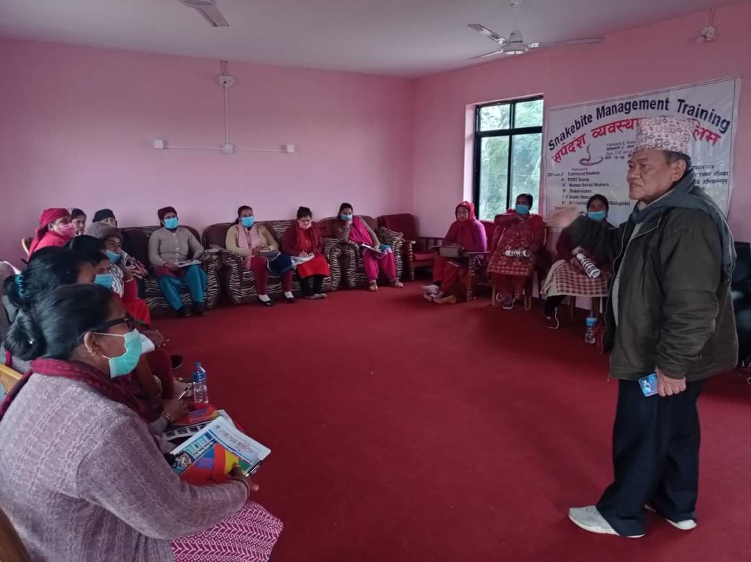Day 3:
Today we had an interesting session with local women social workers. They shared their personal experiences of encounter with snakes within community. We encouraged in proper use of boots/shoes and torch lights to prevent the accidents.

@HamishOgstonFdn @Hamish_Ogston