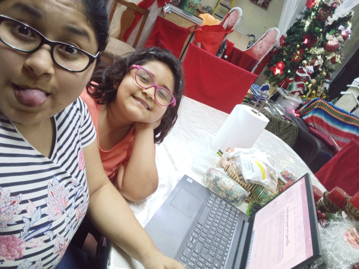 demimico's tweet photo. Home Office en la sala no es buena idea... Jejeje
Akemi quiere trabajar también 😁 https://t.co/MwFqrDxX6k