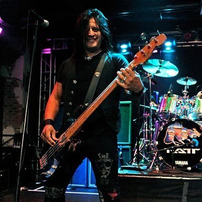 Happy Birthday to journeyman bassist Robbie Crane (Ratt, Vince Neil, Tuff, more). He turns 52 today. 