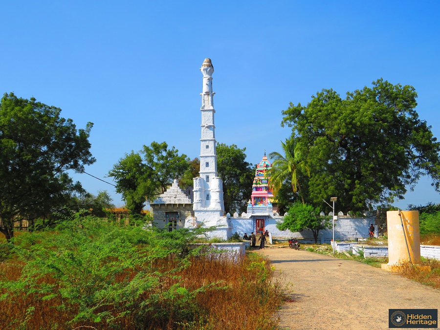 Twenty! That's the no. of ancient temples Sirwal, in  #Yadgir, still has. The finest lie across a stream, hidden away by vegetation but some still in worship. A mix of Rashtrakuta and Chalukyan. A grp of pilgrims back from Sabarimala walked me through the place.  #Karnatakatrail