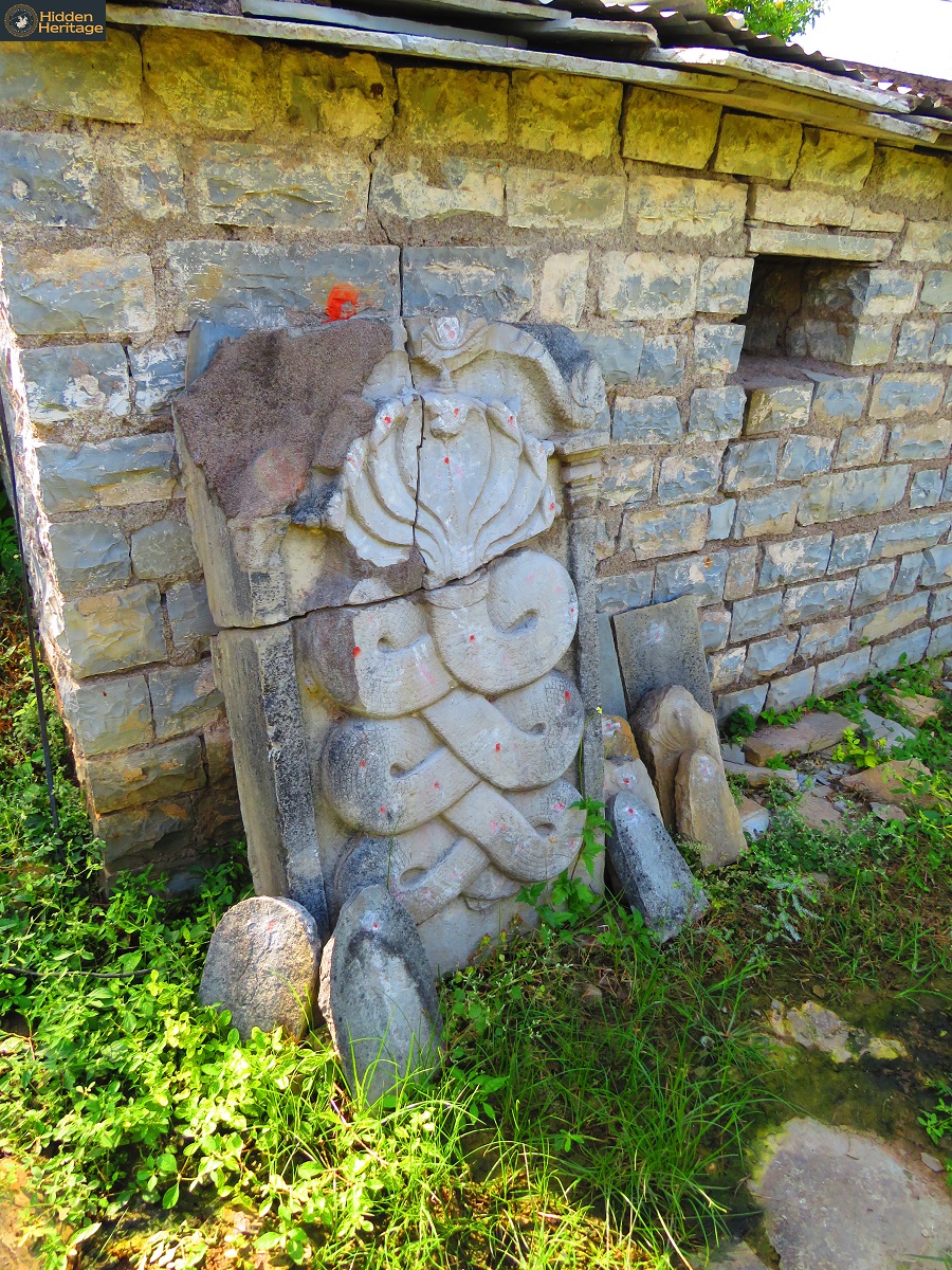 Twenty! That's the no. of ancient temples Sirwal, in  #Yadgir, still has. The finest lie across a stream, hidden away by vegetation but some still in worship. A mix of Rashtrakuta and Chalukyan. A grp of pilgrims back from Sabarimala walked me through the place.  #Karnatakatrail