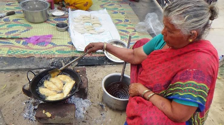 KavanGowda18's tweet photo. @spriyadarshin10 In Karnataka this dish name called as karjikai https://t.co/VZybMypIyt