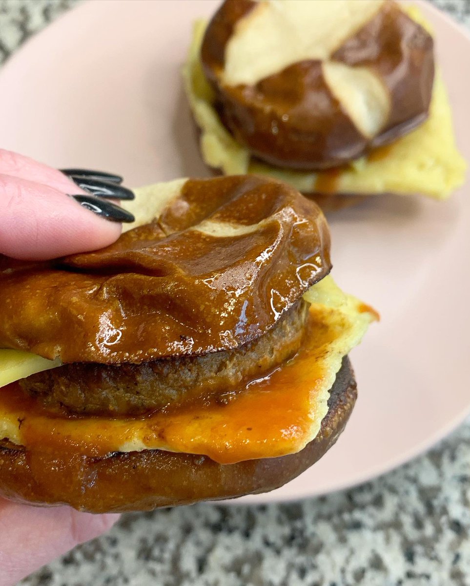 pprettyplate's tweet photo. 100% vegan “sausage, egg &amp; cheese” breakfast sandwiches!

@BeyondMeat breakfast sausage,
@eatjust just egg,
&amp; @FieldRoast Chao creamy original cheese on vegan mini pretzel buns

#vegan #breakfast https://t.co/o52pC4nvn3