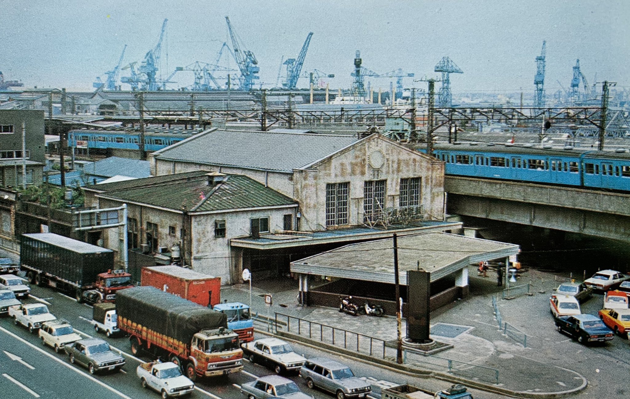 さむ 在 Twitter 上 1973 昭和48 年当時の桜木町駅 1枚目の高架下に見えるのが東横浜駅 隣同士でありながら 旅客は桜木町駅 貨物は東 横浜駅と役割分担していました 2枚目の奥側 クレーンの林立している場所が三菱重工の横浜造船所 T Co Hafvtowwsk