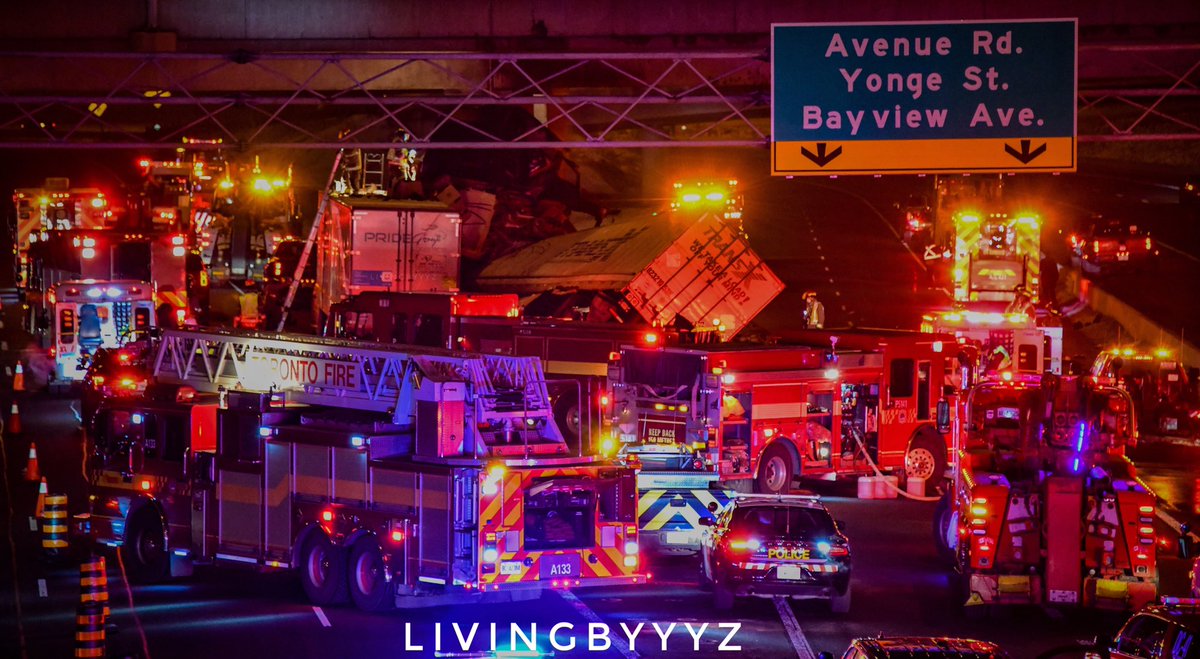 Barrie411's tweet image. Unbelievable HWY 401 Collision 

A transport truck  collided with the bull nose while possibly trying to avoid another truck on #Hwy401 
Driver transported in serious condition by 
@TorontoMedics
Photo Credit 
@livingbyyyz
