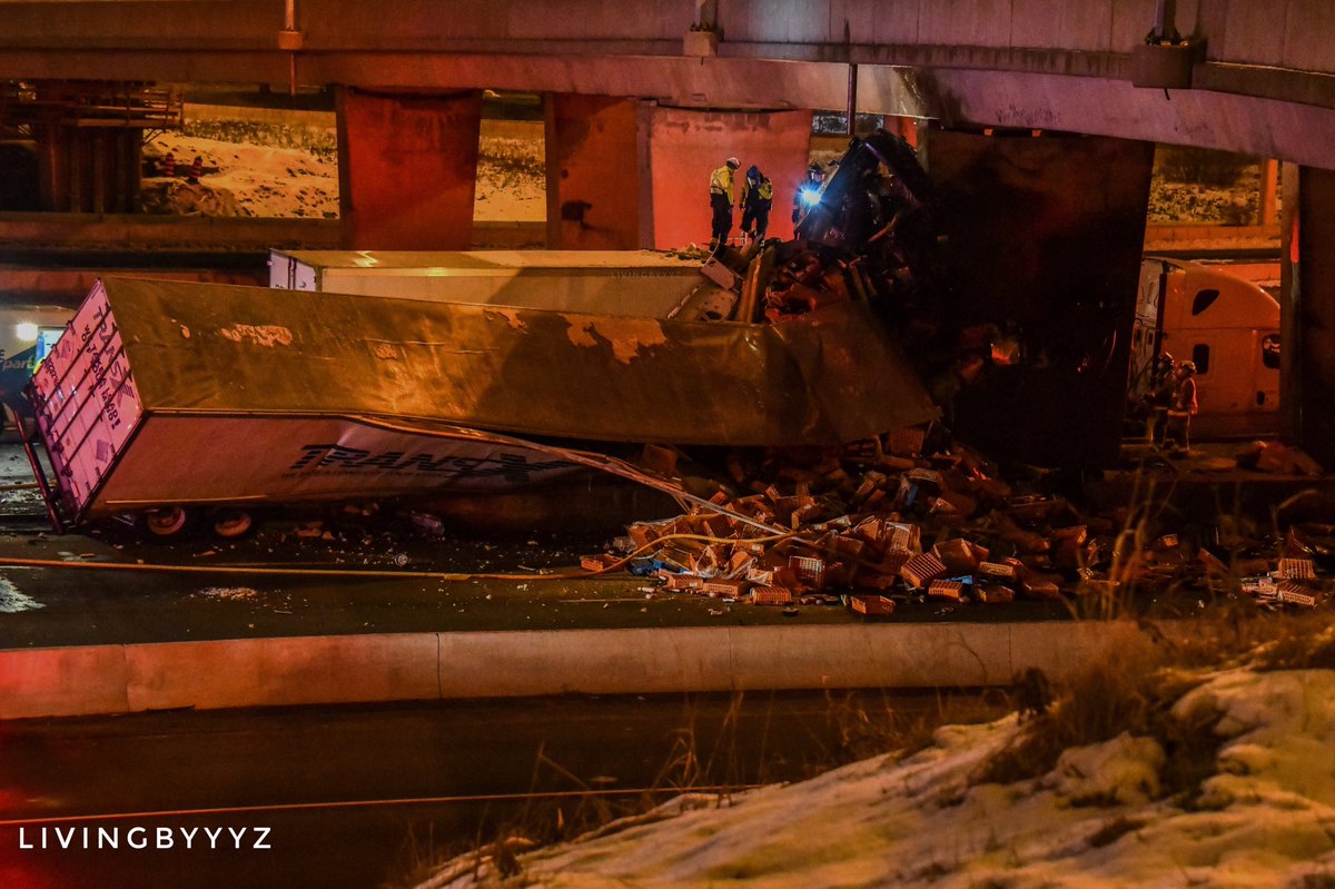 Barrie411's tweet image. Unbelievable HWY 401 Collision 

A transport truck  collided with the bull nose while possibly trying to avoid another truck on #Hwy401 
Driver transported in serious condition by 
@TorontoMedics
Photo Credit 
@livingbyyyz
