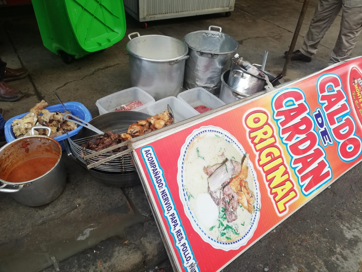 ElAlto Intervienen locales de venta de caldos de cardán en la zona 12 de  Octubre. Decomisan alimentos en mal estado, guardados y mal manipulados.