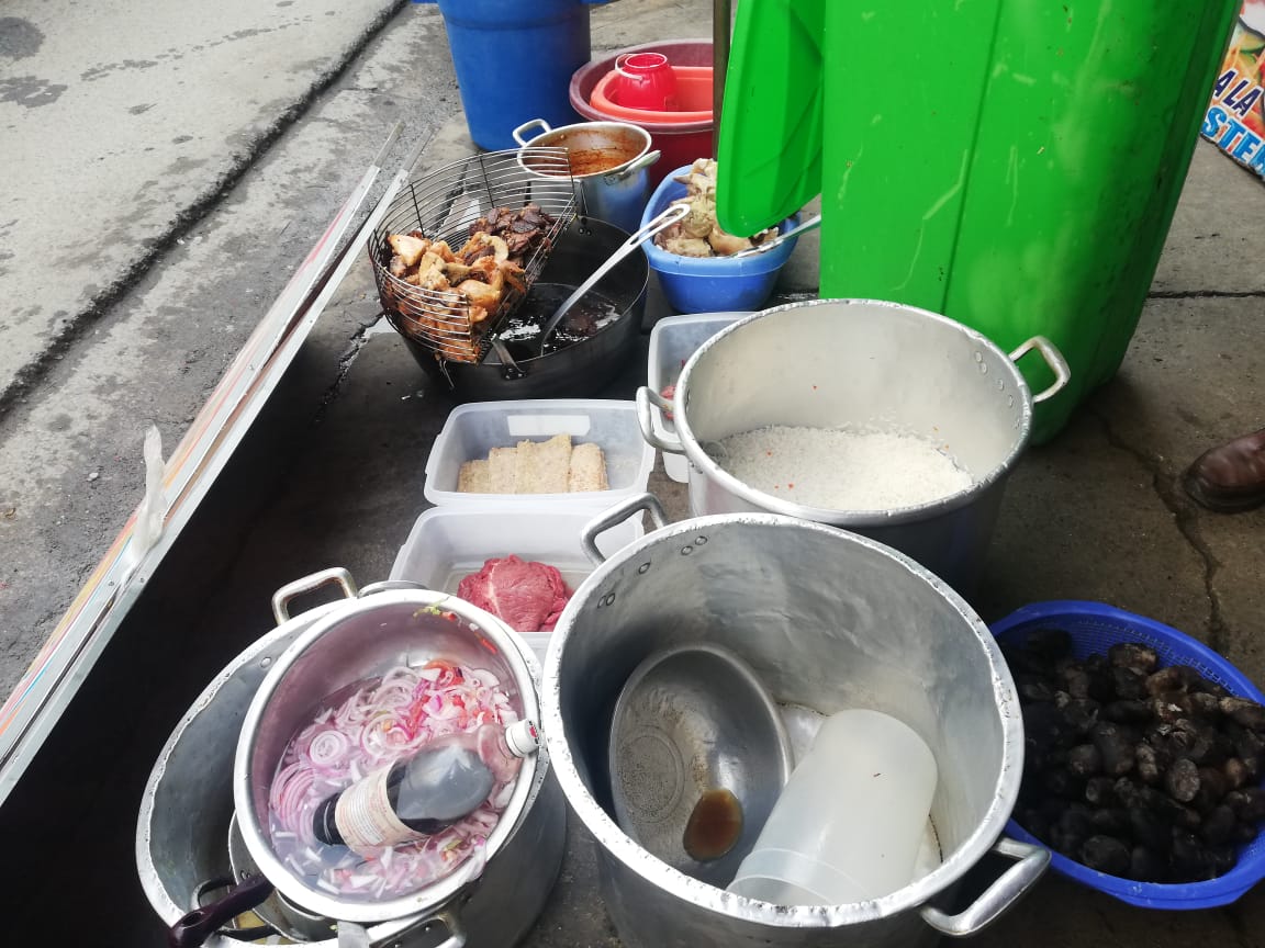 ElAlto Intervienen locales de venta de caldos de cardán en la zona 12 de  Octubre. Decomisan alimentos en mal estado, guardados y mal manipulados.
