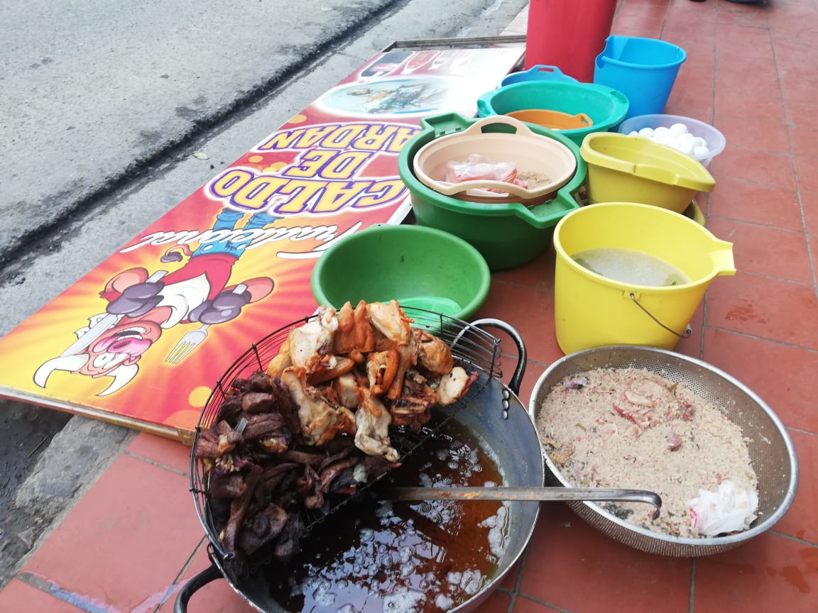 ElAlto Intervienen locales de venta de caldos de cardán en la zona 12 de  Octubre. Decomisan alimentos en mal estado, guardados y mal manipulados.