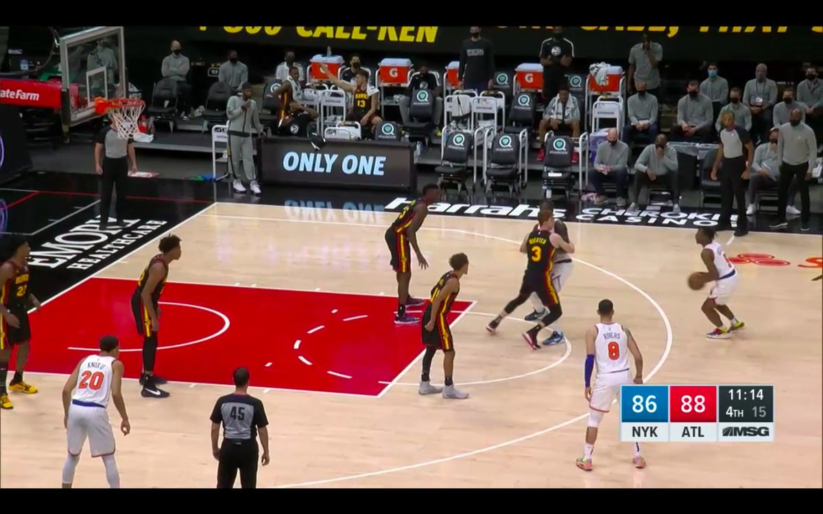 then we get to the crazy part of this IQ run - he plays suuuuper conservatively in the 4th, deferring too much, and passing up the best shots he gets. He doesn't shoot this, Knicks end up with contested Rivers missed 3. Be selfish my King!
