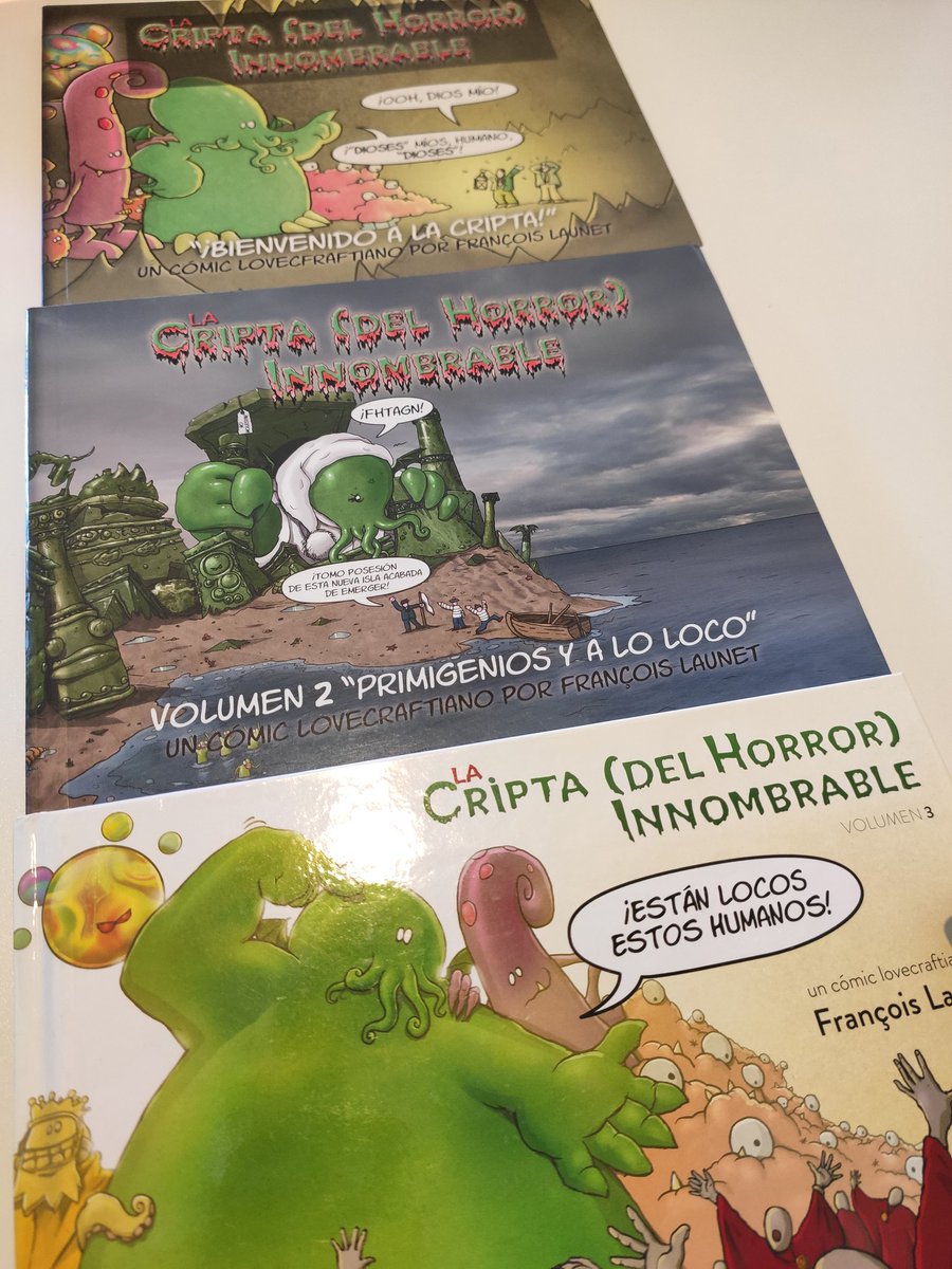 herr_profesor's tweet photo. Los astros se han alineado y los Tres Reyes Primigenios de la Dimensión Oriental han sido invocados. Por fin tengo en mi poder los oscuros tomos de La Cripta (del Horror) Innombrable en la traducción de @andresPSN. No sé si están encuadernados en piel humana, pero podría ser. https://t.co/QpOTxC0VrM