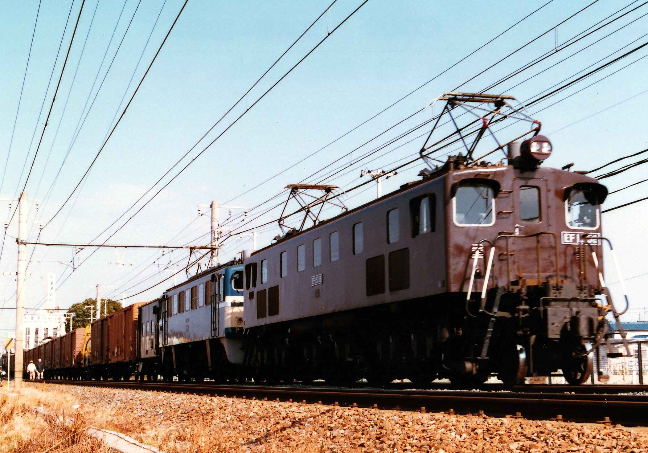 泉州ライナー 阪和 紀勢線で活躍していた頃のef15 茶色い車体に前面デッキ付きという旧型電気機関車 の形態を最後まで残していた形式でした このような貨物列車が日常的に走っていた頃の阪和線が懐かしい限りです 1985 2 2 北信太 信太山 1985 3 6 富木