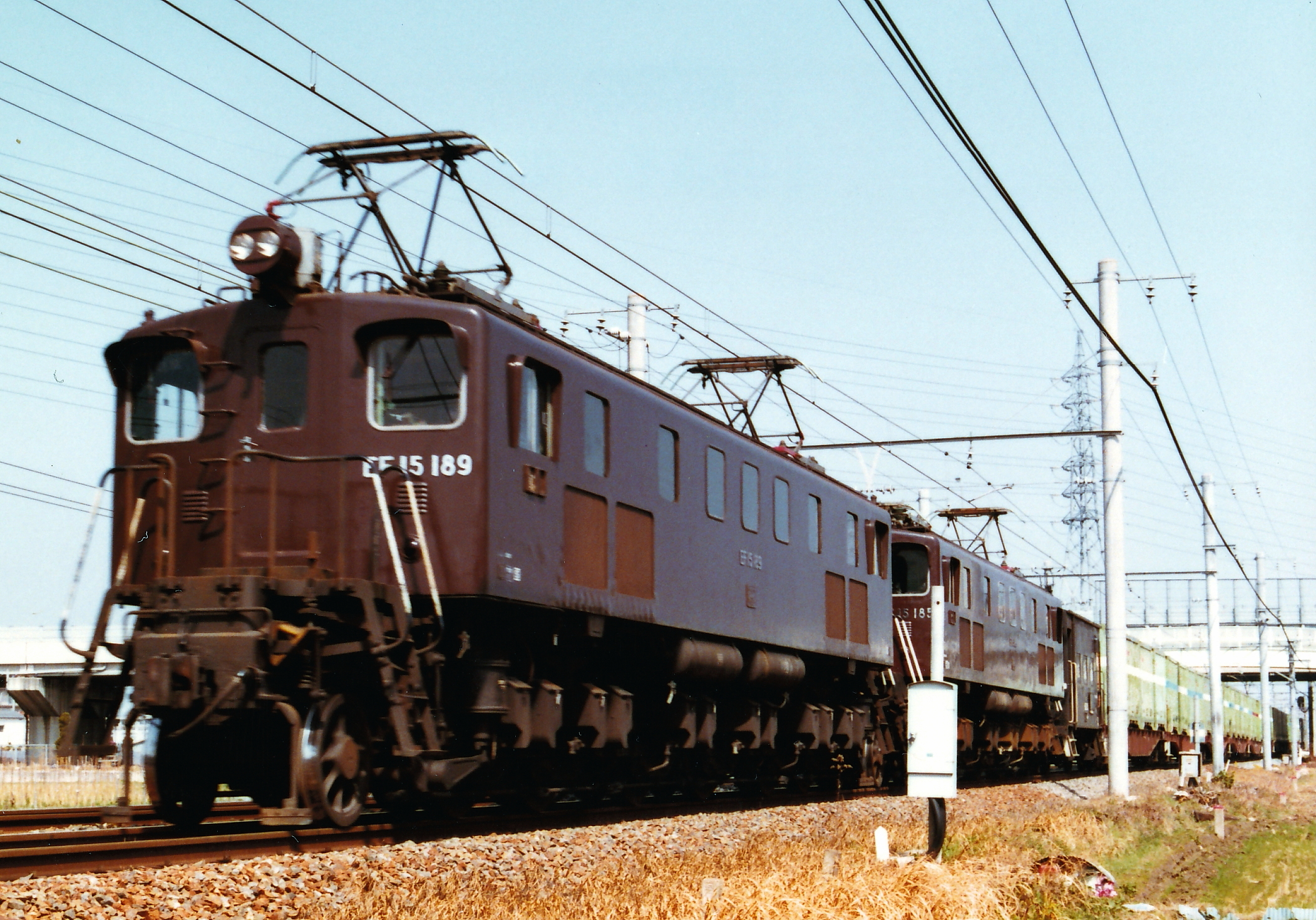 泉州ライナー 阪和 紀勢線で活躍していた頃のef15 茶色い車体に前面デッキ付きという旧型電気機関車 の形態を最後まで残していた形式でした このような貨物列車が日常的に走っていた頃の阪和線が懐かしい限りです 1985 2 2 北信太 信太山 1985 3 6 富木