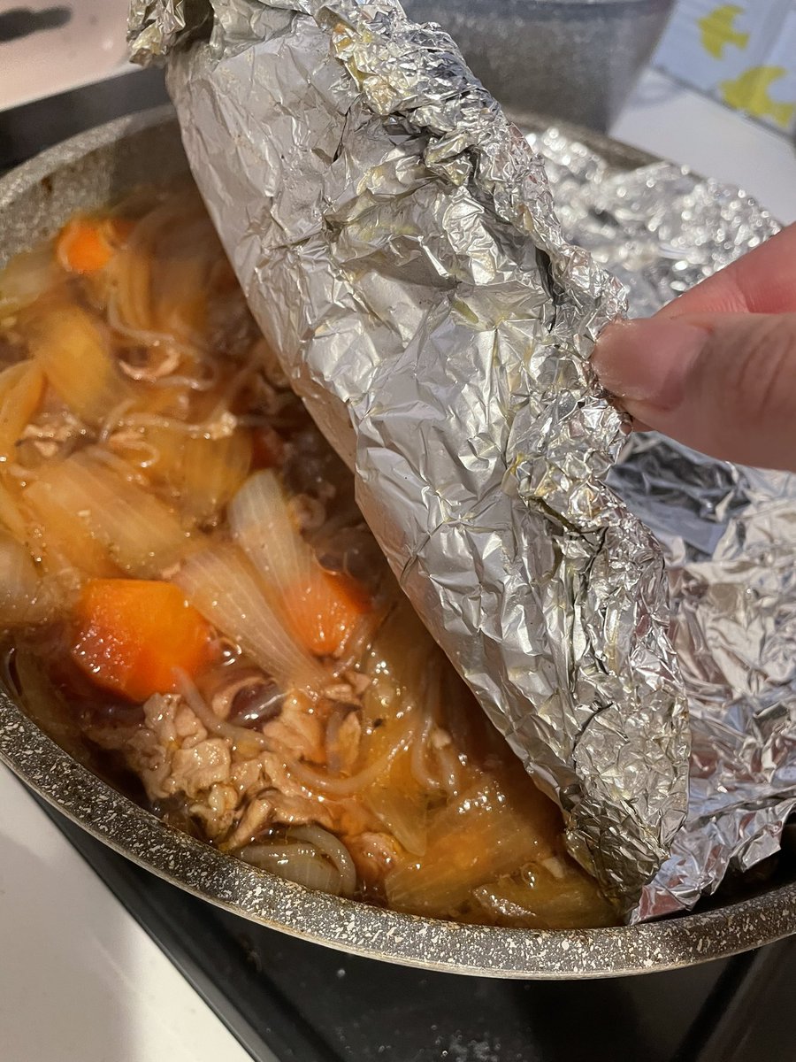 【調味料】
水800ml
ほんだし大4くらい
小袋のだと2本入れてる！
醤油、みりん、酒、砂糖　大8

味少し濃くしたかったら
醤油を適当に気持ち多く入れてます！

あと、私は汁多めが好きなので
この量にしてるけど、そうでない人は
この半分くらいか3/4くらいがちょうどいいと思います！

こんな感じ😂🙇‍♀️ https://t.co/HpV9xz6G2u