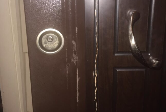 Polis terörünün neresindesiniz: Yanlış eve girdiler, engelli kadını yere yatırdılar, kapısını kırdıkları ev için “hasar verilmemiştir” diye tutanak tuttular

sendika.org/2021/01/polis-…