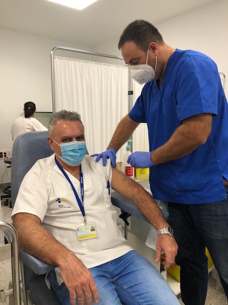 SanidadGobCan's tweet photo. 📸Continúa la vacunación contra la #COVID19 en Fuerteventura. Esta mañana se ha vacunado💉 el personal sanitario de los centros de Salud de Corralejo y Morro Jable. https://t.co/x6BdLvJXhj