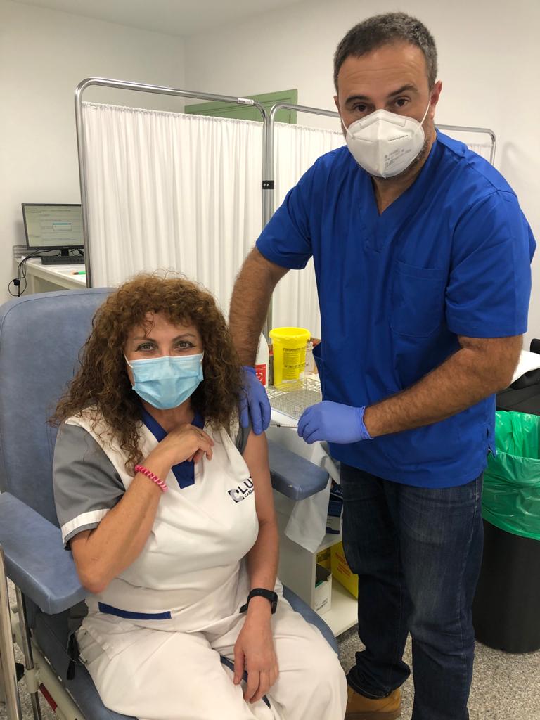 SanidadGobCan's tweet photo. 📸Continúa la vacunación contra la #COVID19 en Fuerteventura. Esta mañana se ha vacunado💉 el personal sanitario de los centros de Salud de Corralejo y Morro Jable. https://t.co/x6BdLvJXhj