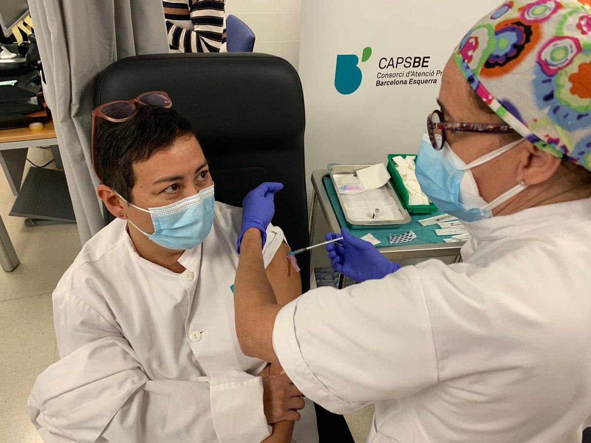 hospitalclinic's tweet photo. El #CLÍNIC comença a vacunar professionals de primera línia. Protegim als que ens cuiden! 

#JoEmVacuno #VaccinesWork #Coronavirus #Covid19  #OrgullCLÍNIC @CAPSBEsq https://t.co/fi974kXNqg