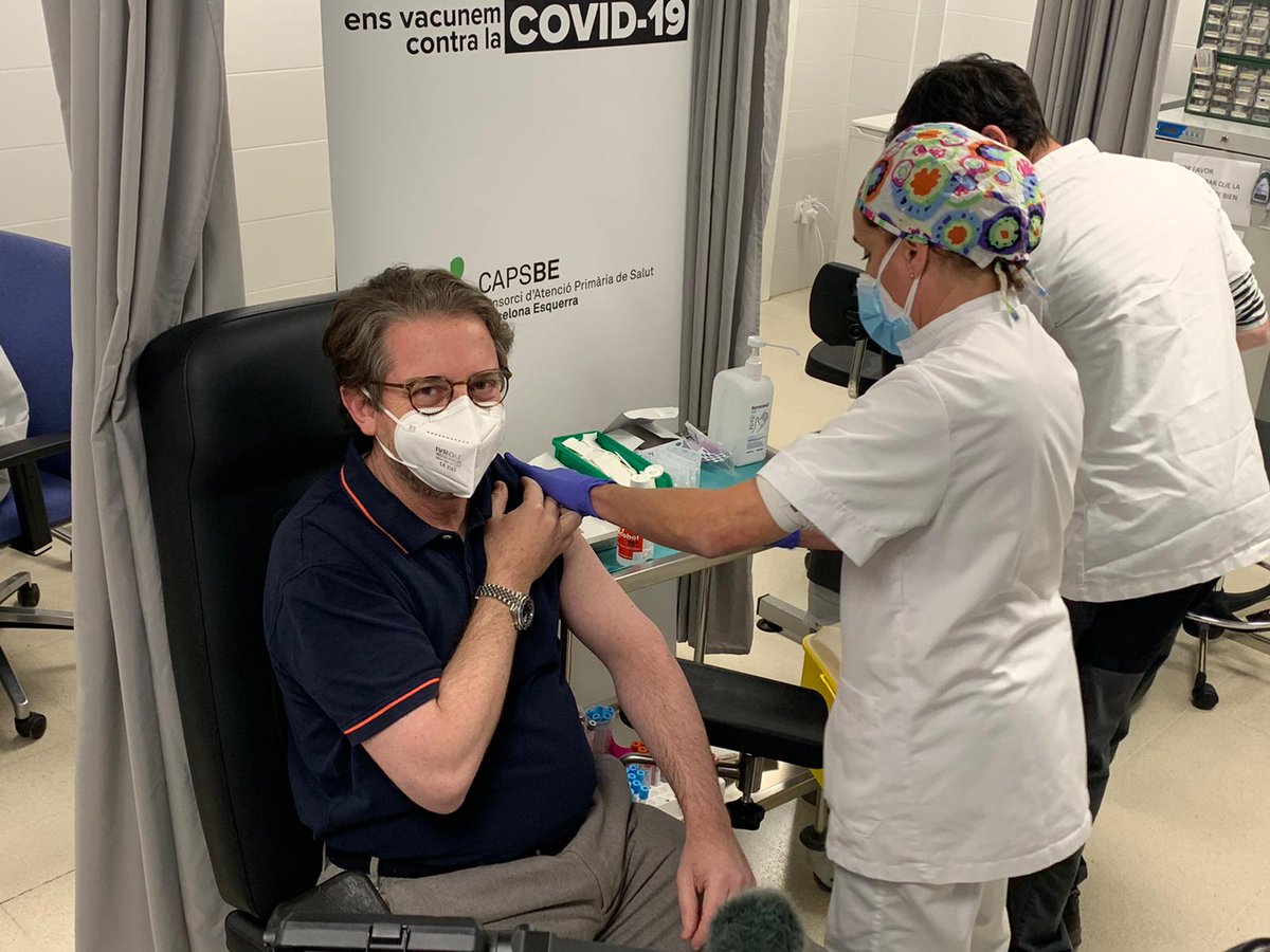 hospitalclinic's tweet photo. El #CLÍNIC comença a vacunar professionals de primera línia. Protegim als que ens cuiden! 

#JoEmVacuno #VaccinesWork #Coronavirus #Covid19  #OrgullCLÍNIC @CAPSBEsq https://t.co/fi974kXNqg