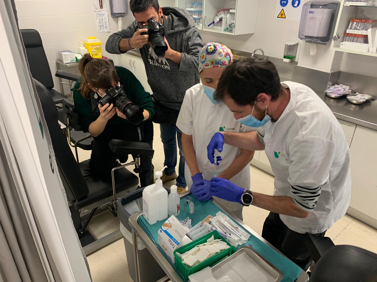 hospitalclinic's tweet photo. El #CLÍNIC comença a vacunar professionals de primera línia. Protegim als que ens cuiden! 

#JoEmVacuno #VaccinesWork #Coronavirus #Covid19  #OrgullCLÍNIC @CAPSBEsq https://t.co/fi974kXNqg