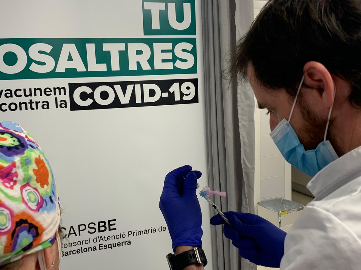 hospitalclinic's tweet photo. El #CLÍNIC comença a vacunar professionals de primera línia. Protegim als que ens cuiden! 

#JoEmVacuno #VaccinesWork #Coronavirus #Covid19  #OrgullCLÍNIC @CAPSBEsq https://t.co/fi974kXNqg