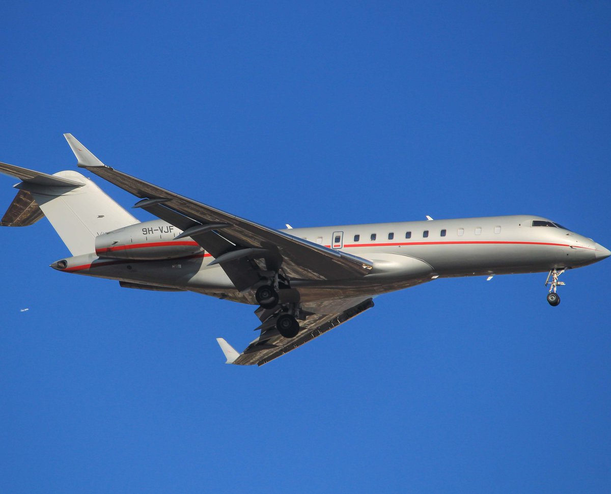 Vistajet con el canciller de Japón

#vistajet #GLEX #global6000 #avgeek #bizjet #PrivateJets #SilverWithARedStripe #AirplaneTime #businessjets #businessaviation #aviationphotography #aviationdaily #aviationlovers