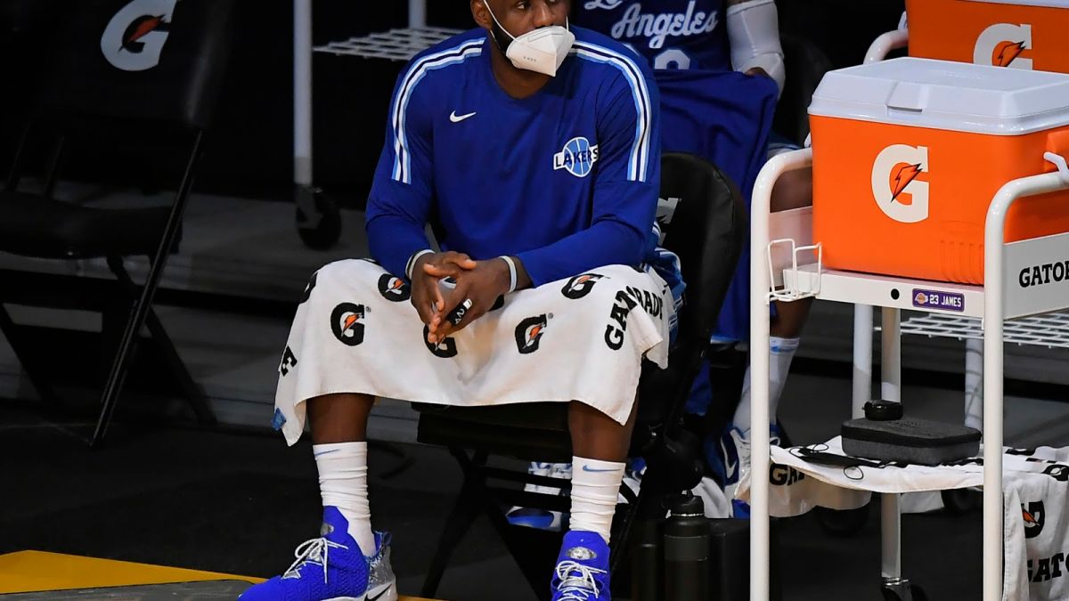 Deadspin's tweet photo. The NBA continues its protocol theater https://t.co/7oZNloqZsZ https://t.co/s2DGhUPz20