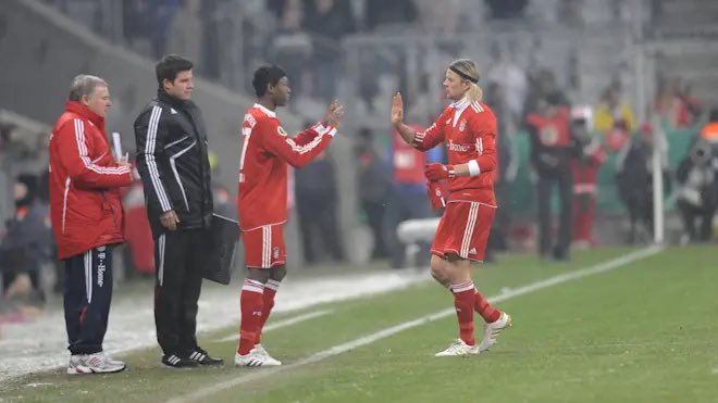 Il rejoindra le groupe pro du Bayern en janvier 2010 et jouera son premier match en coupe d’Allemagne contre Greuther Fürth en février 2010 où il délivrera une passe décisive pour Ribéry 1 minute après son entrée.Ça fera de lui le plus jeune joueur à porter le maillot du Bayern.