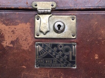 Just how political these designs get fascinate me. Maybe it's just I'm so used to them being uniform. This Singaporean set from 30s contains more than a few references to the war against Japan. Including Sun Yat Sen's "Aviation Saves the Nation" http://www.mahjongtreasures.com/2016/10/16/singapore-in-the-1930s/