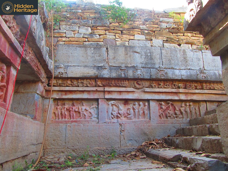 Perhaps the most interesting feature from the Sirwal temples is an unlisted, unprotected stepwell in the midst. Carved with Ramayana iconography on its walls, the stepwell remains in use.  #Yadgir,  #Karnatakatrail. A video: 
