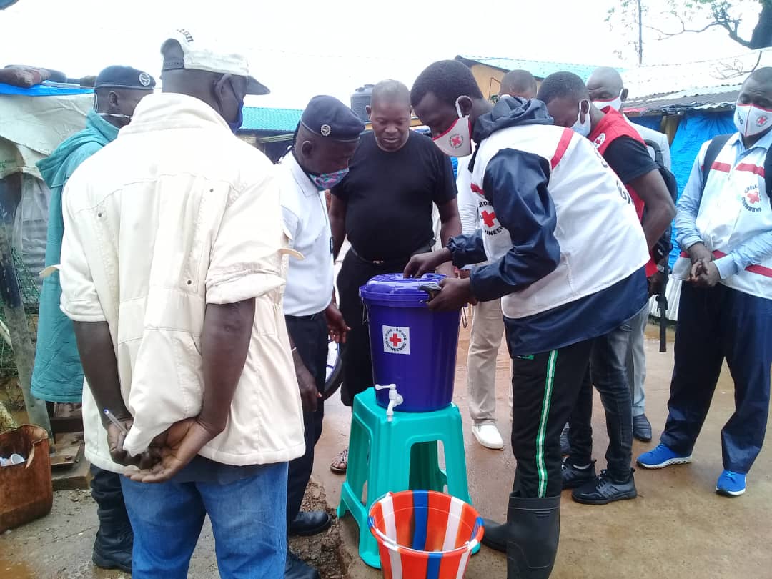 Afin de respecter et faire respecter les mesures barrières par les communautés, les volontaires de la Croix-Rouge distribuent des kits hygiéniques.