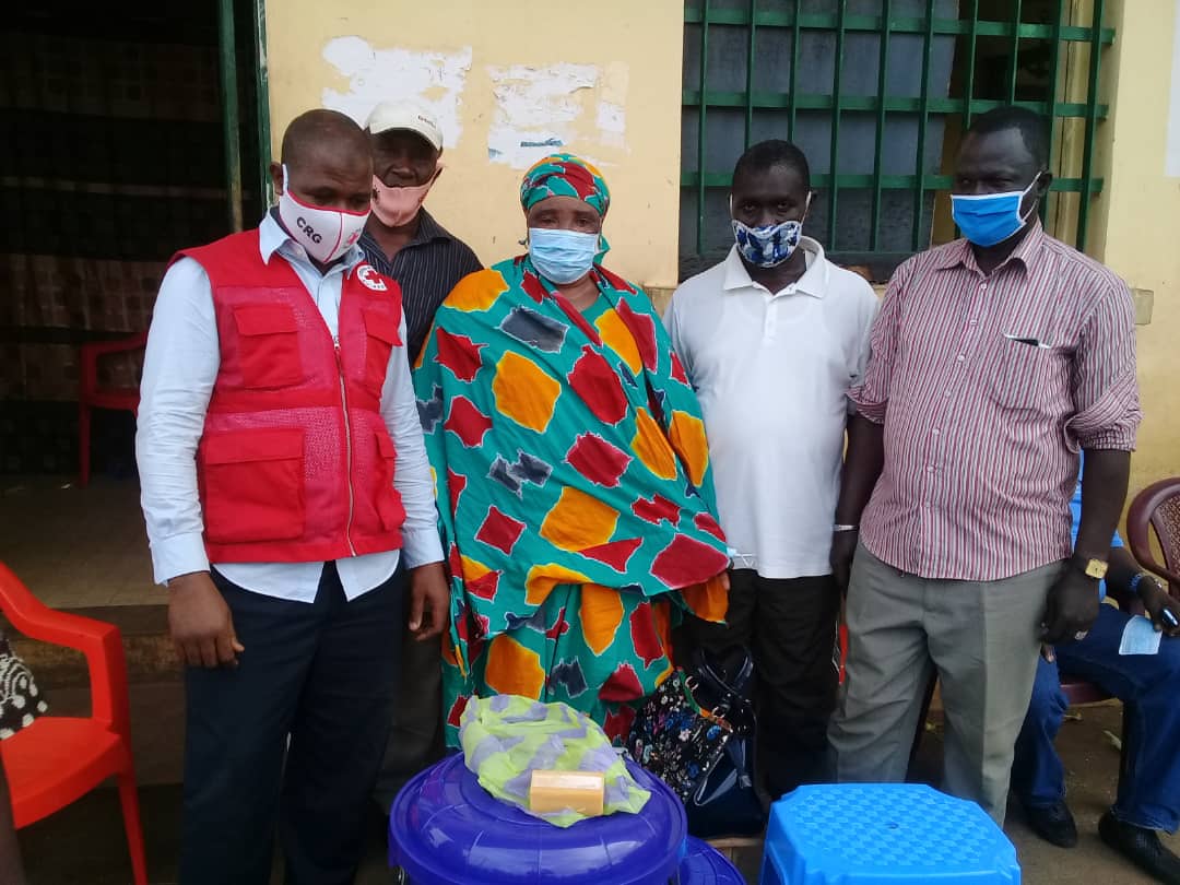 Opération de distribution des masques à la communauté par les volontaires de la CRG. Bonne méthode pour permettre de rompre la chaine de propagation de Covid-19 au sein de la population.
