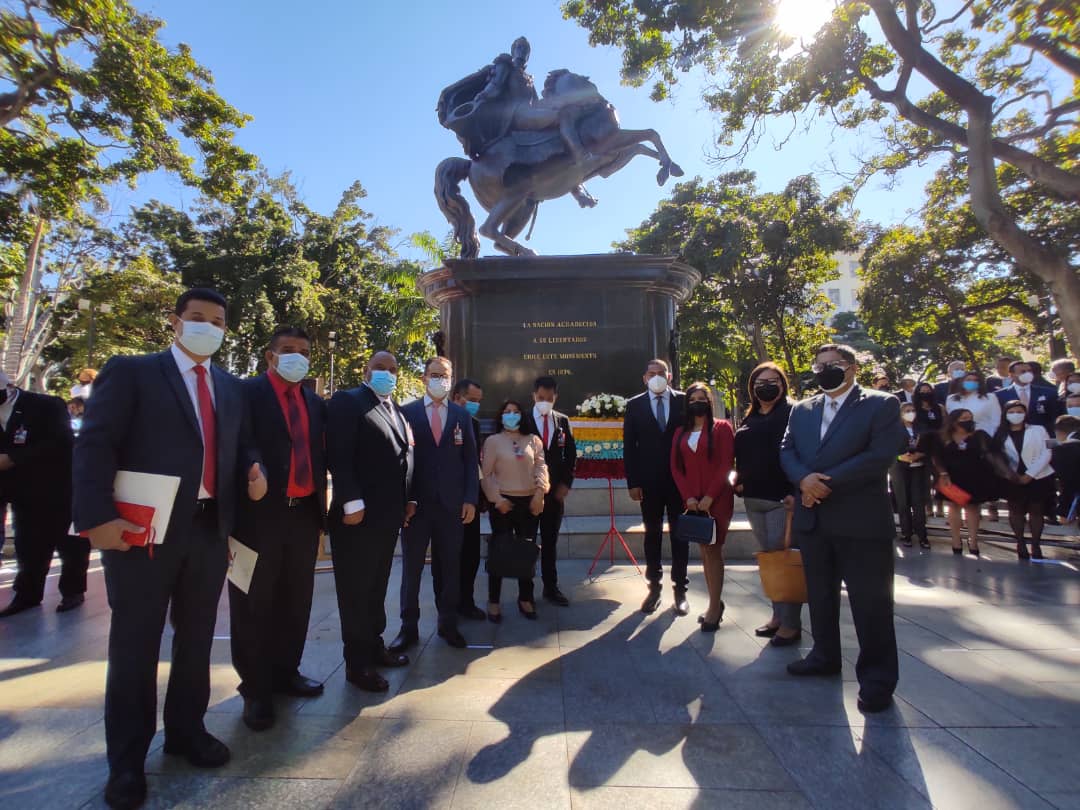 BlancaRomeroVa's tweet photo. Nos encontramos en la Plaza Bolivar de Caracas, rindiendo homenaje al Padre de la Patria Simón Bolívar, junto a él, en pocos minutos instalaremos la #NuevaAsambleaNacional para colocarla al servicio del pueblo. 

¡Nosotros venceremos!

#5Ene @PartidoPSUV @jorgerpsuv https://t.co/jsp4HrzHGz