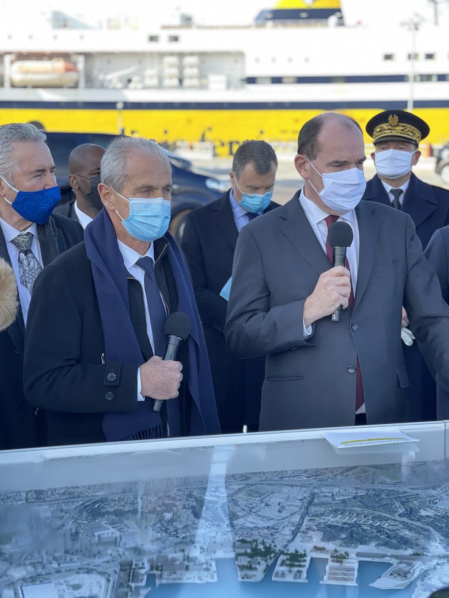 hubertfalco's tweet image. Après la signature du Contrat Plan État Région, nous avons pris la direction de notre Port de Commerce pour présenter au Premier Ministre le projet d’électrification de nos quais portuaires.