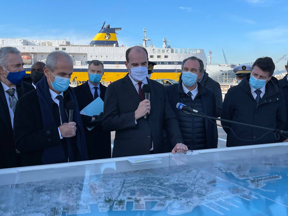 hubertfalco's tweet image. Après la signature du Contrat Plan État Région, nous avons pris la direction de notre Port de Commerce pour présenter au Premier Ministre le projet d’électrification de nos quais portuaires.