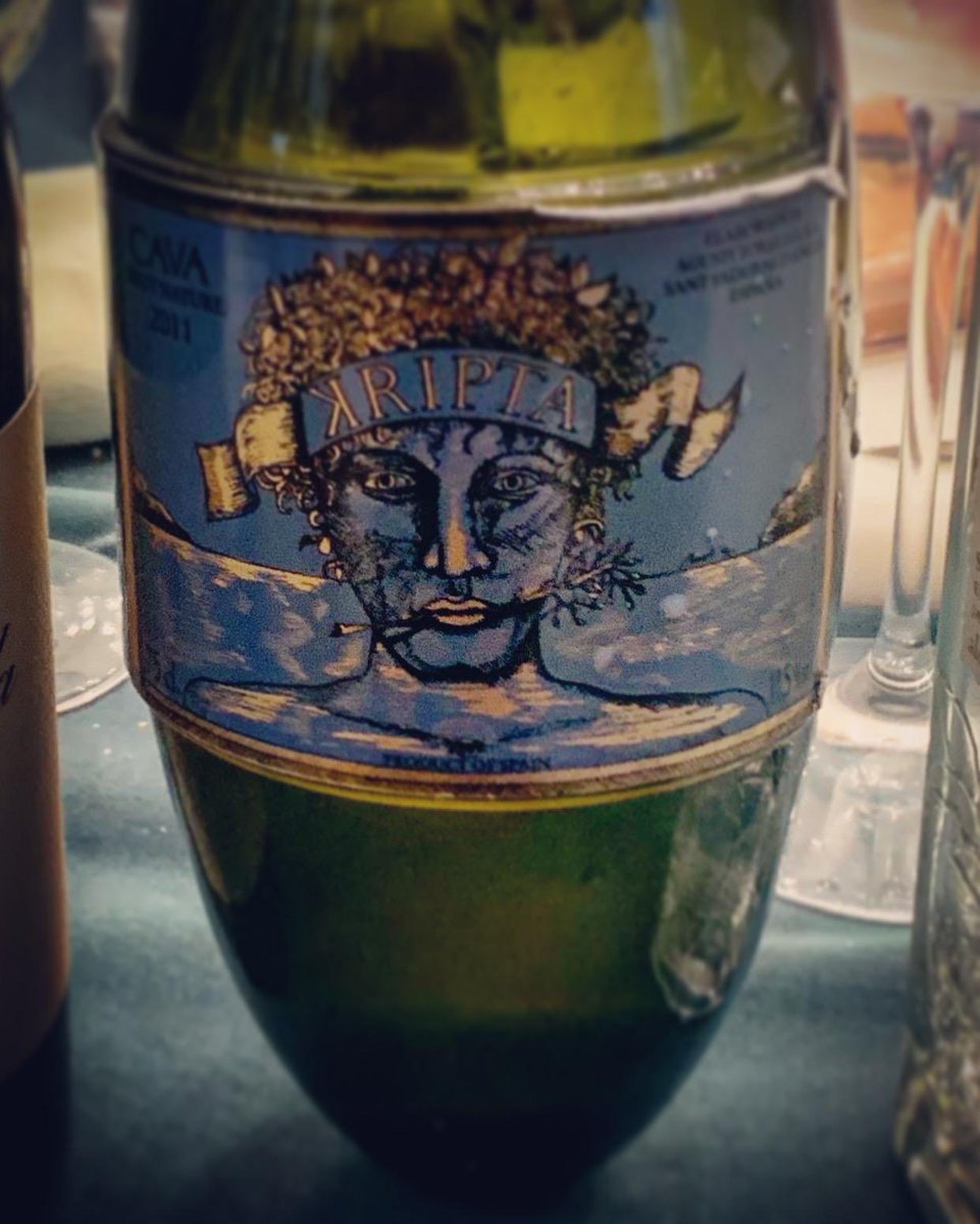 8winelovers's tweet photo. Cava Kripta Gran Reserva Brut Nature 20111.
Bodega Agustí Torrello Mata, Sant Sadurni d’Anoia.
Crianza mínima de 48 meses con tapón de corcho.
Tipo de uva: Macabeo, Xare-lo y Parellada.
11,5 % alcohol. 
Vendimia manual. https://t.co/xgYDTrYOZP