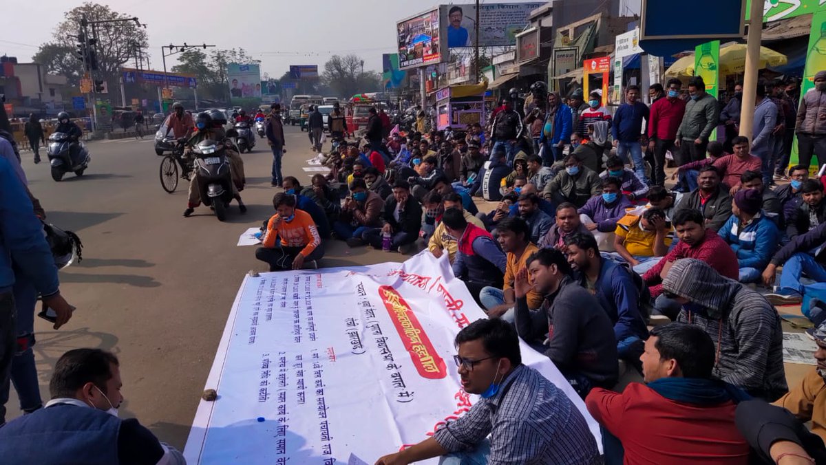 KumarMa37547248's tweet photo. #_समायोजन_पंचायती_राज

#14वें_वित्त_कर्मि_के_सेवा_विस्तार_करें
#_समायोजन_पंचायती_राज 
सर हमलोग रोड में दिन रात बिता रहे है घर परिवार छोर के थोड़ा तो हमलोगो का हल समझिये सर 
@JharkhandCMO
@HemantSorenJMM @alam_aalamgir @Alamgircongress @HaquePpj @PMOIndia @nstomar @RahulGandhi https://t.co/k7C7BrmhK8