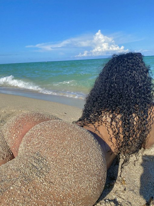 Sandy Cheeks 🍑🏝🌊✨ https://t.co/EVHvv1TSZC https://t.co/Y7XSgI5iTX