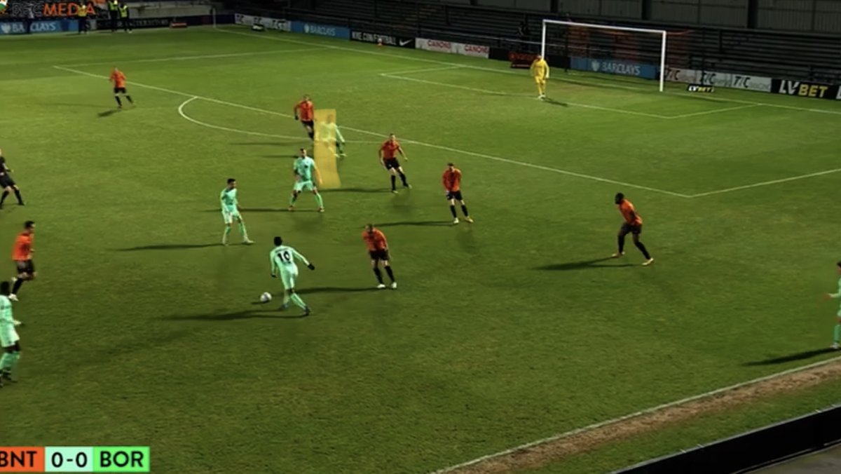 3. BW's number 10 checks back inside and the Bees squeeze up. It's now that the backline becomes a big of a problem. Moshni hasn't stepped up and Judd is still too deep (probably taking his line of Moshni) but should be higher. Nugent totally unaware of Tshimanga.