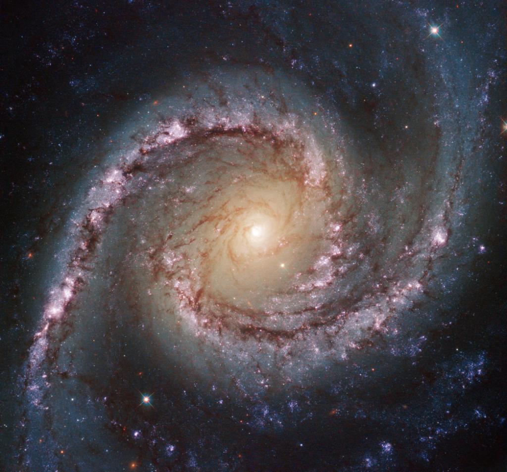 Big things come in 'small' packages. The relatively small, but extremely bright, center of the galaxy NGC 1566 in this #HubbleClassic image emits strong bursts of radiation. It’s also home to a black hole that’s many millions of times the mass of our Sun: go.nasa.gov/2Mx6bgV