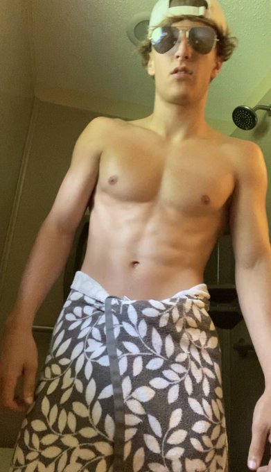 Shower Time 💦 🧼 https://t.co/JWu46VvBfO